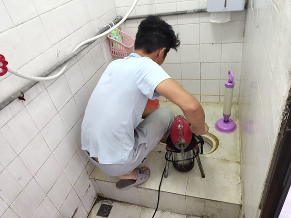 上高管道堵塞冒臭气 专业师傅现场解决问题