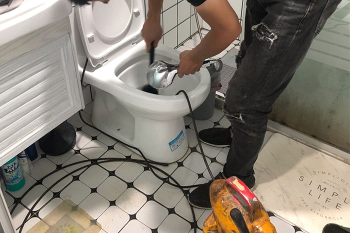 上高马桶堵塞自己疏通还是找师傅？专业上门服务让你省时更省心