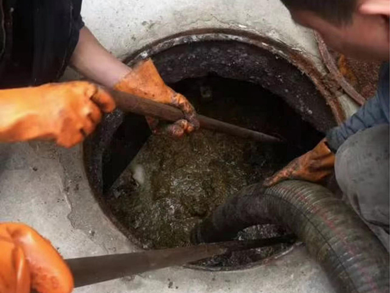 上高清理化粪池时如何避免沼气的危害？